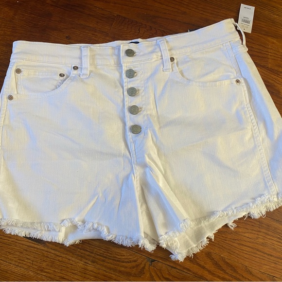 White Gap Shorts - Picture 2 of 3